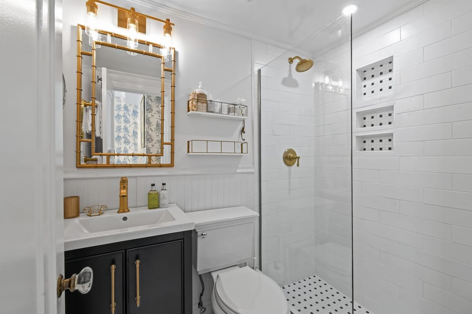 Modern Bathroom with High Water Pressure