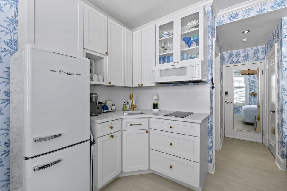 Fully Stocked Kitchen - Perfect For Long & Short Term Stays