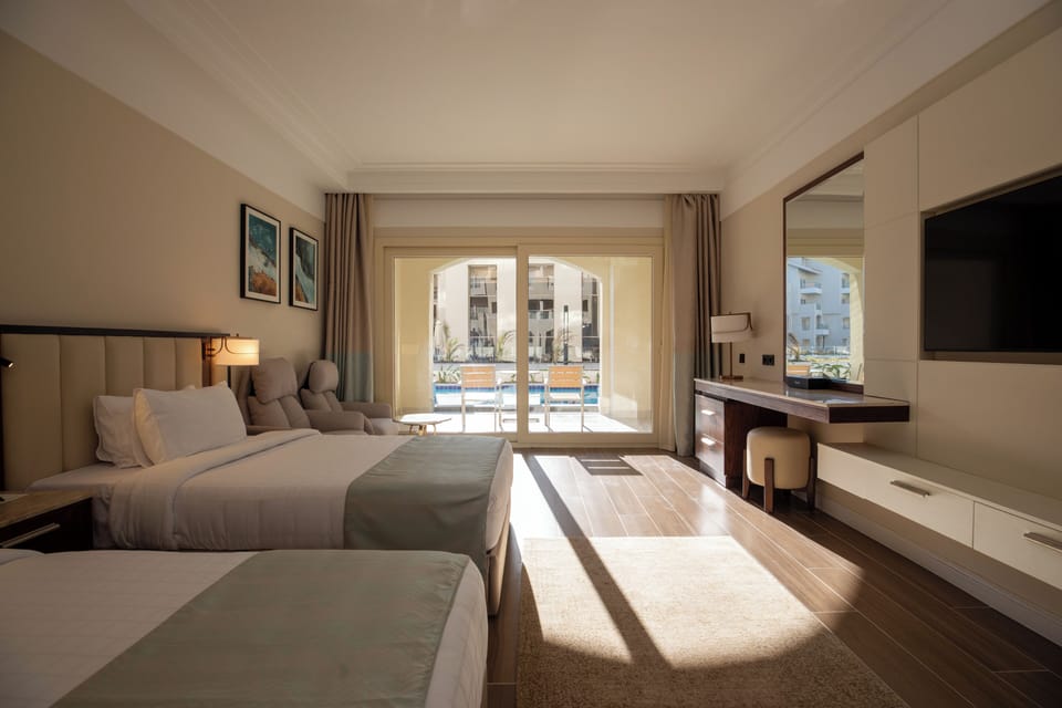 Superior Swim-up room (Adults Only) | In-room safe, desk, laptop workspace, blackout drapes