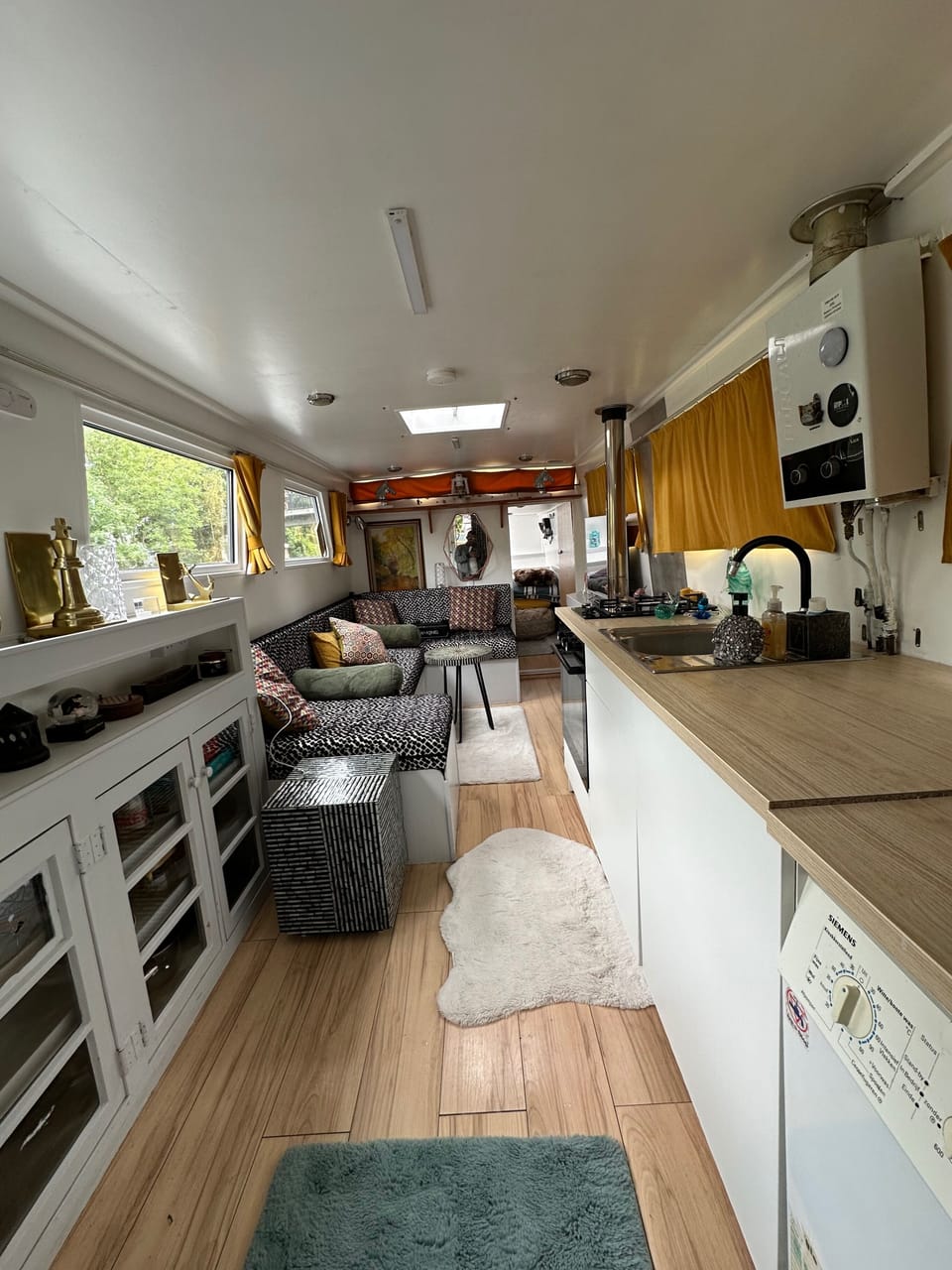 Fridge, oven, stovetop, electric kettle