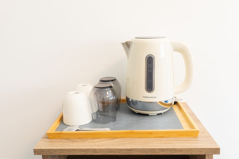 Standard Double Room, Ensuite | Desk, iron/ironing board, free WiFi