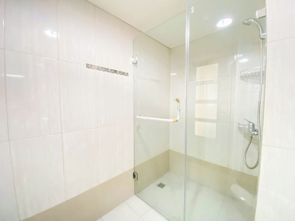 Studio | Bathroom | Shower, towels, shampoo