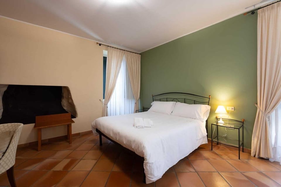 Classic Double Room | Desk