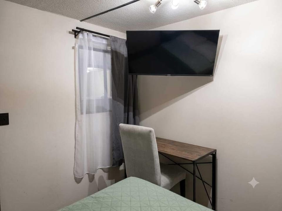 Basic Room | Desk, WiFi (free), bed sheets
