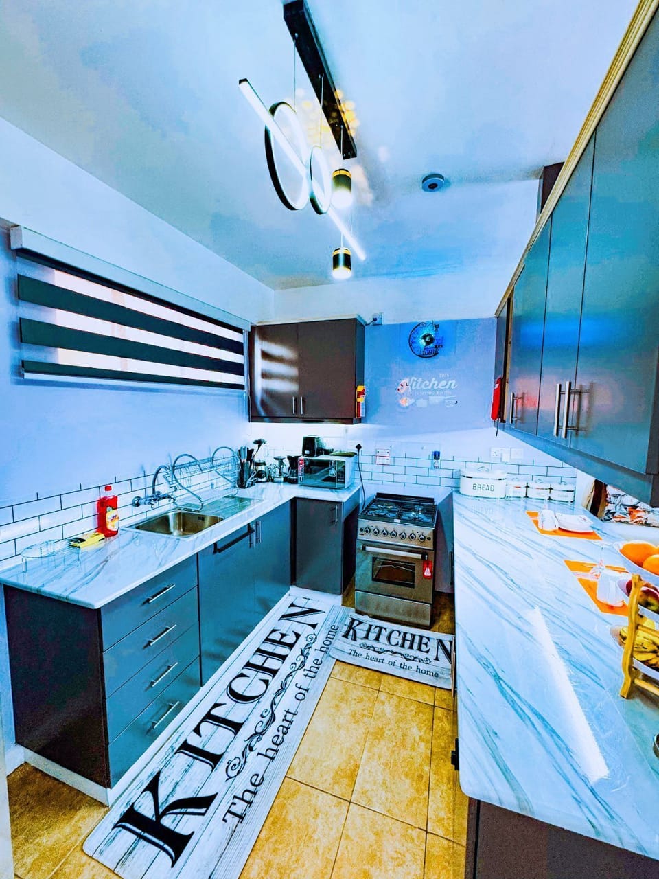 Chef-ready kitchen with gas stove, blender, microwave & toaster – plus free coffeetea bar for instan