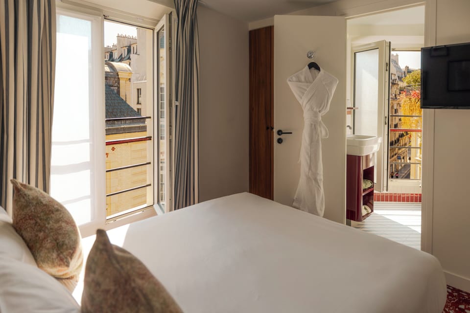 Classic Room | In-room safe, desk, laptop workspace, blackout drapes