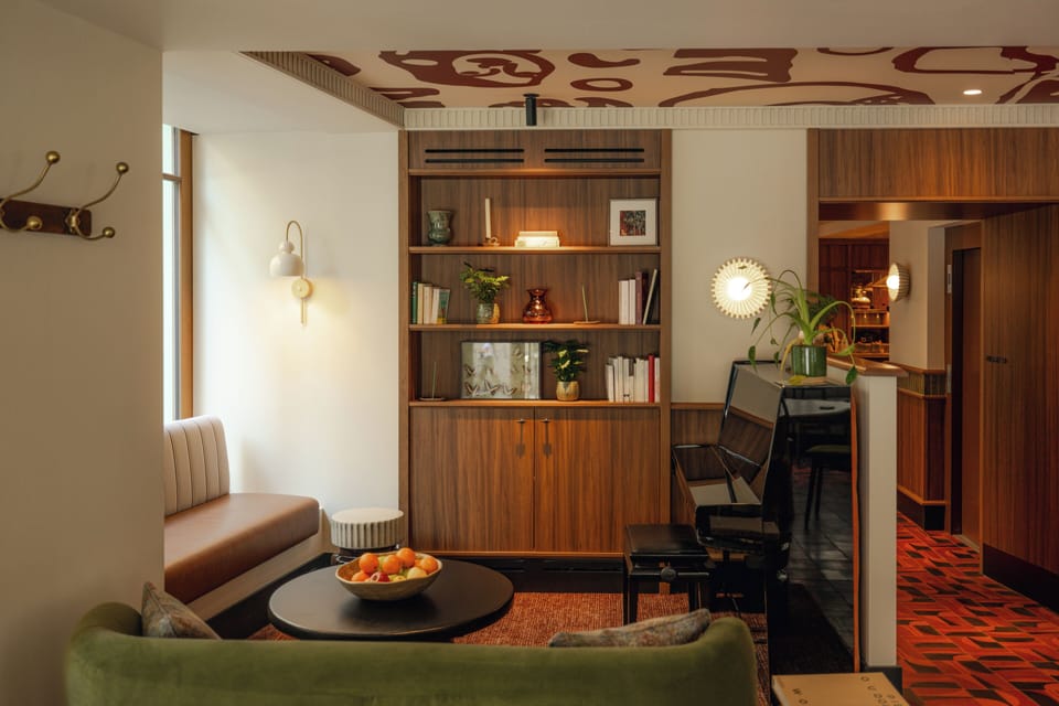 Lobby lounge