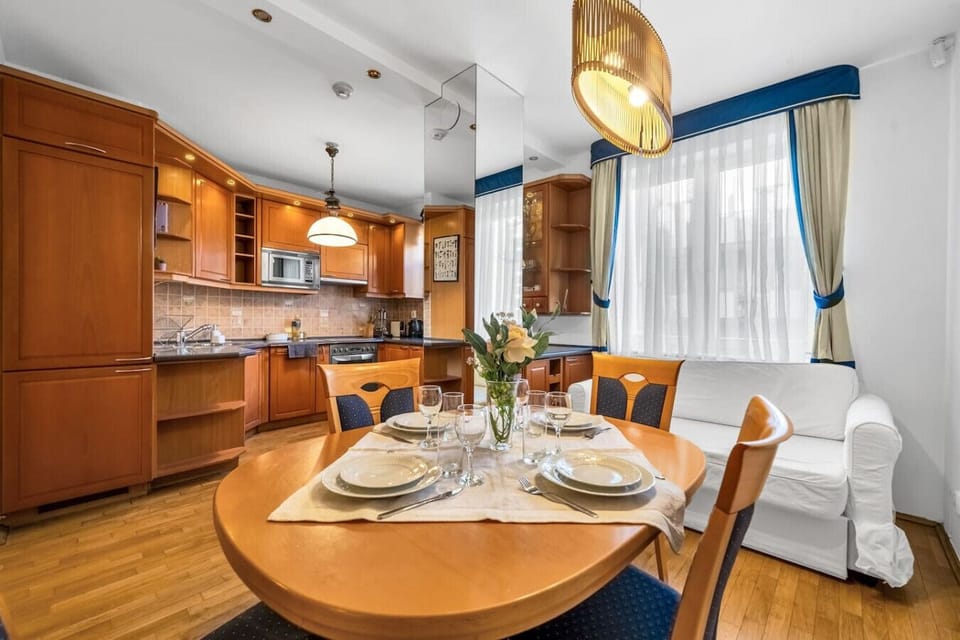 Dining Area – Enjoy Meals in Comfort | Book Now with RENTUJEMY.COM