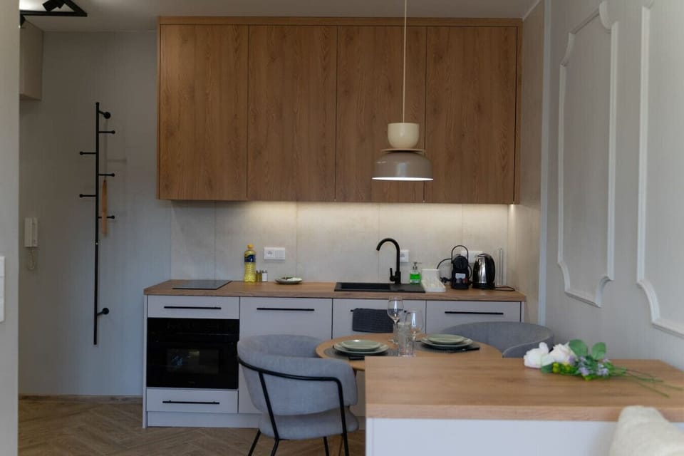 Fully equipped kitchen with Dining Area | Book Now with RENTUJEMY.COM