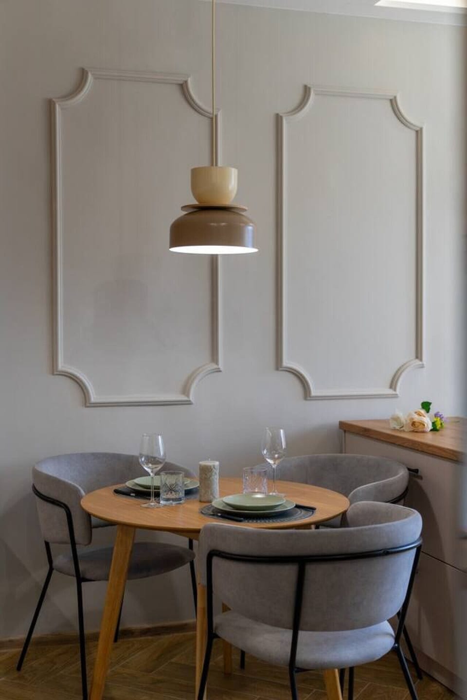 Comfortable Dining Area | Book Now with RENTUJEMY.COM