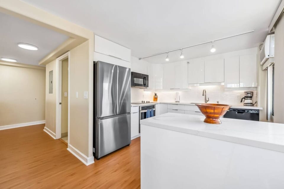 Whether you`re whipping up a quick breakfast or preparing a gourmet meal, this kitchen has everything you need, from a blender to a crock pot.