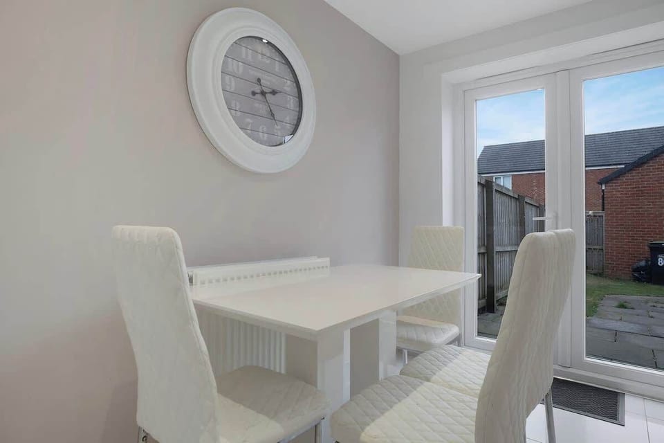 Spacious dining area for 4 people