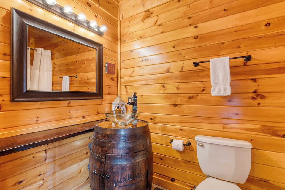 Mountains are Calling by Avantstay Sleeps 8 Hot Tub + Game Loft Located in Douglas Lake Resort Cottage in Sevierville