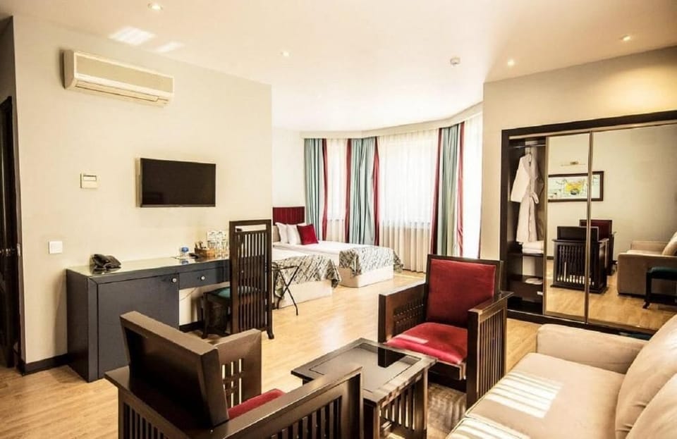 Junior Suite, City View | Premium bedding, Select Comfort beds, minibar, in-room safe