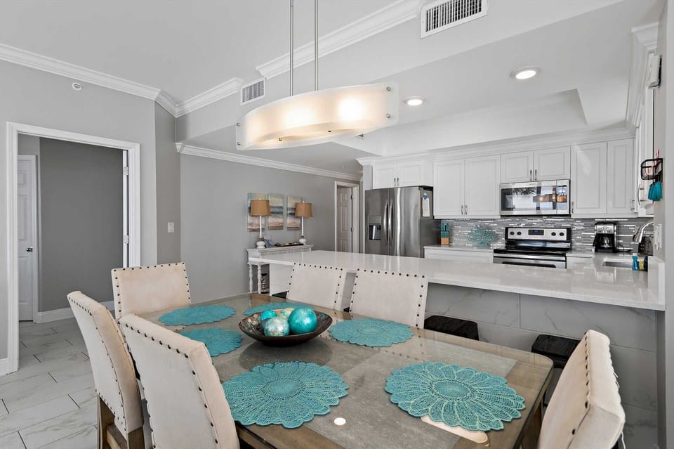 Family dining area in majestic sun 301a plenty of seating for everyone