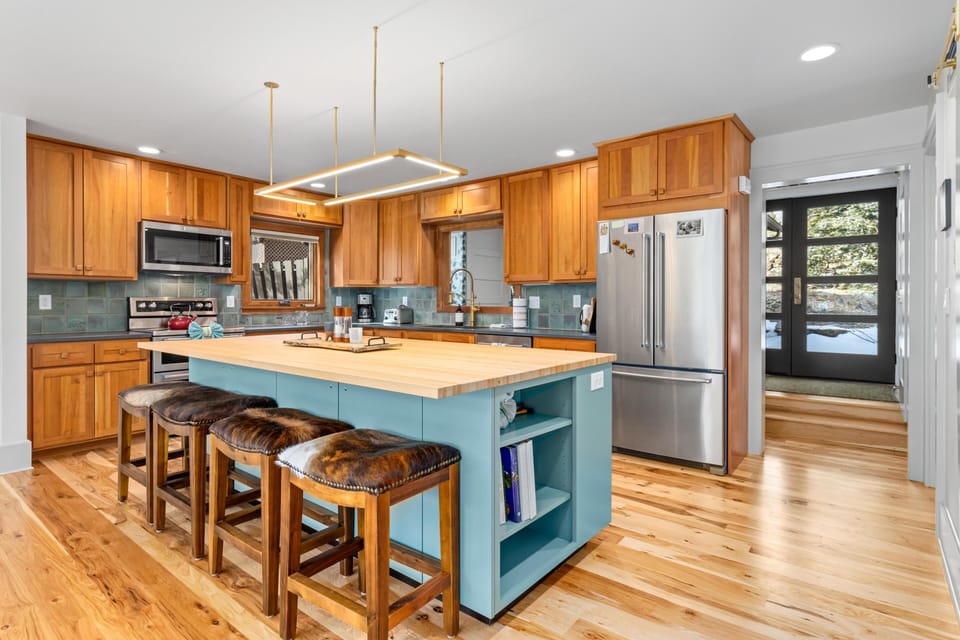 Full Kitchen w/Breakfast Bar