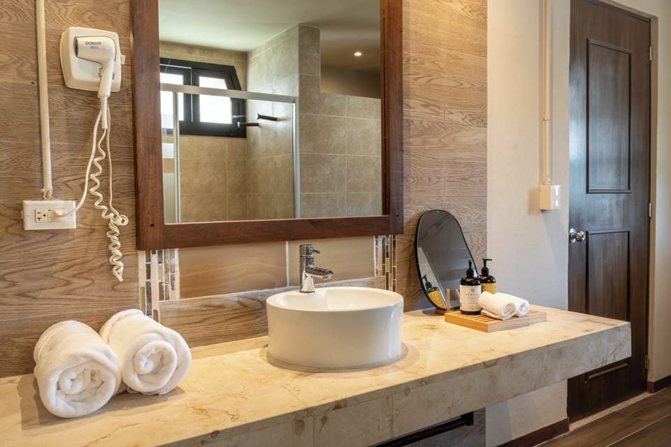 Deluxe King Ocean View with Jacuzzi | Bathroom | Shower, towels, soap, shampoo