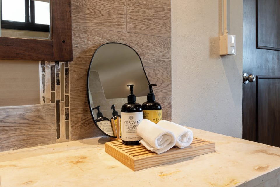 Deluxe King Ocean View with Jacuzzi | Bathroom | Shower, towels, soap, shampoo