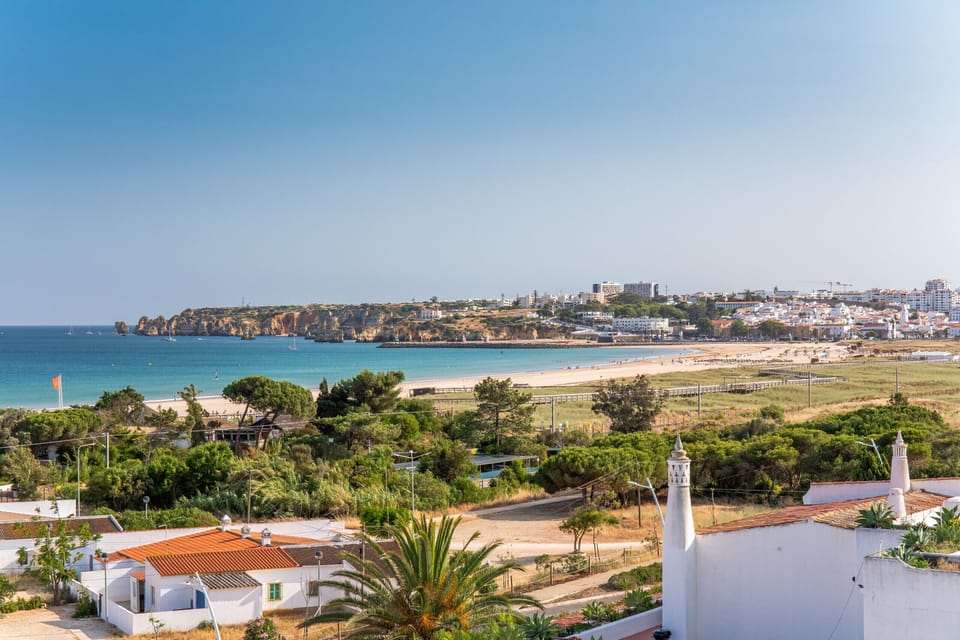 From the balcony, the view extends to the iconic Ponta da Piedade, the most emblematic and highest point in Lagos. A unique natural setting, where golden cliffs meet the intense blue of the Atlantic.

A wide, open and privileged view that connects the sea, the beach and the city in a single setting