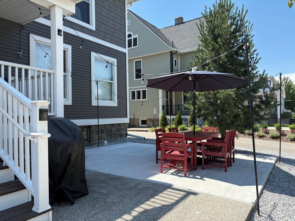 Patio & Dinning Area with Grill