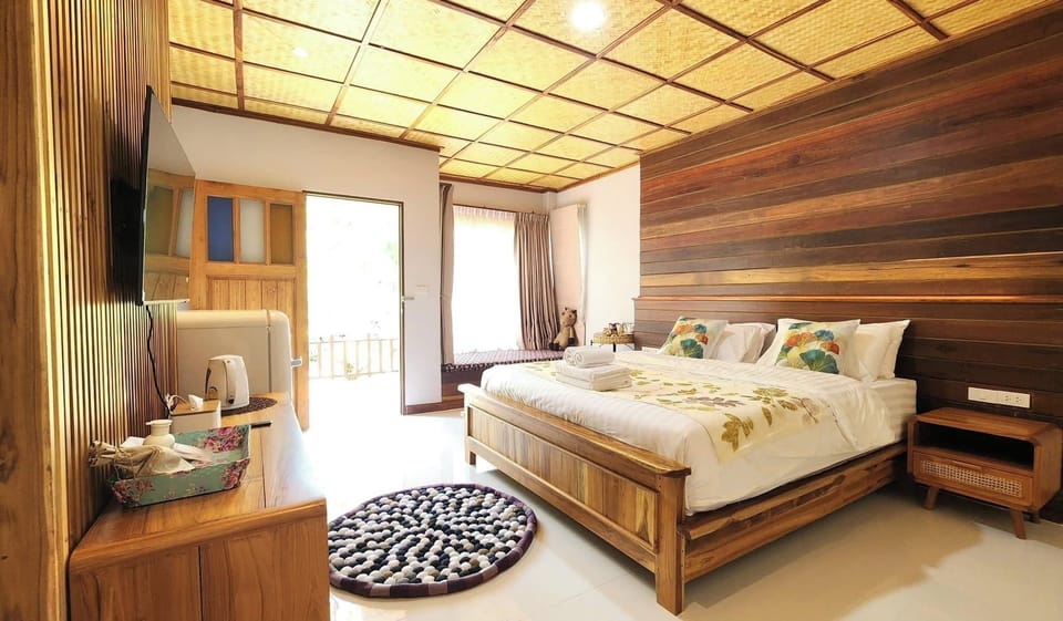 Junior House, Lanai, Park View | Free WiFi