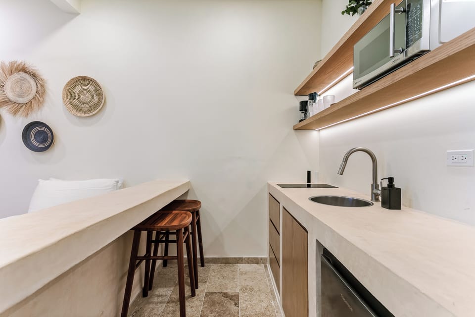 Comfort Double Room, Balcony, City View | Private kitchen | Mini-fridge, microwave, stovetop, cookware/dishes/utensils