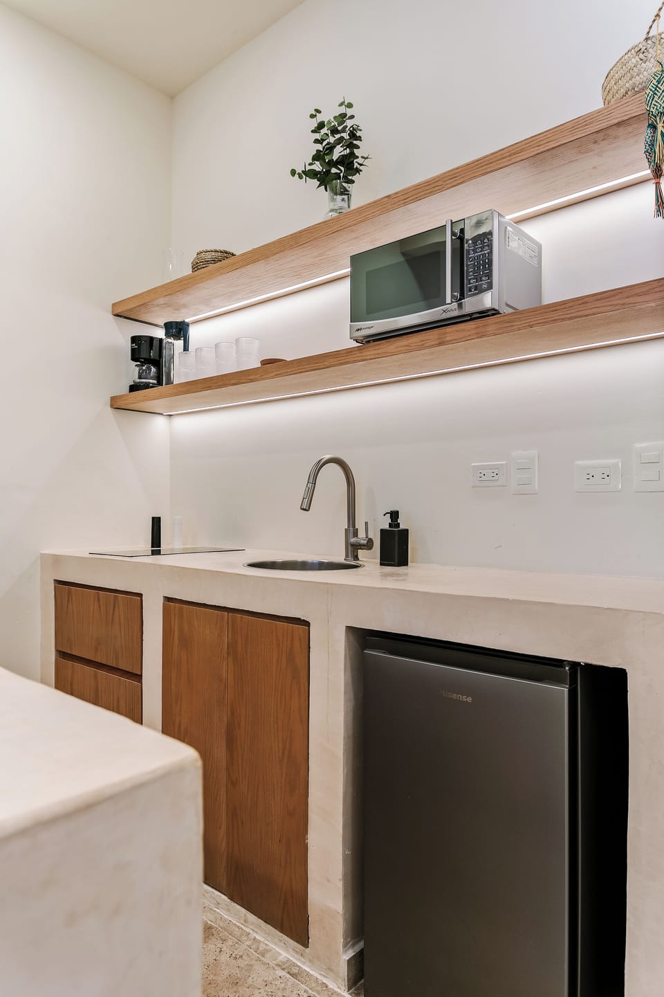 Comfort Double Room, Balcony, City View | Private kitchen | Mini-fridge, microwave, stovetop, cookware/dishes/utensils