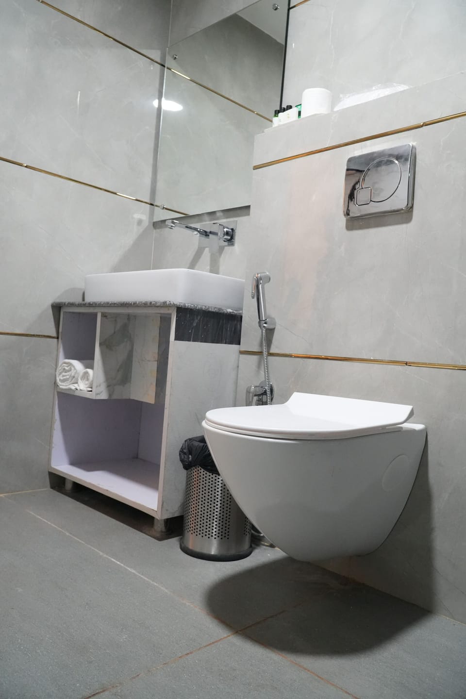 Executive Double Room, Hill View | Bathroom | Shower, rainfall showerhead, free toiletries, hair dryer