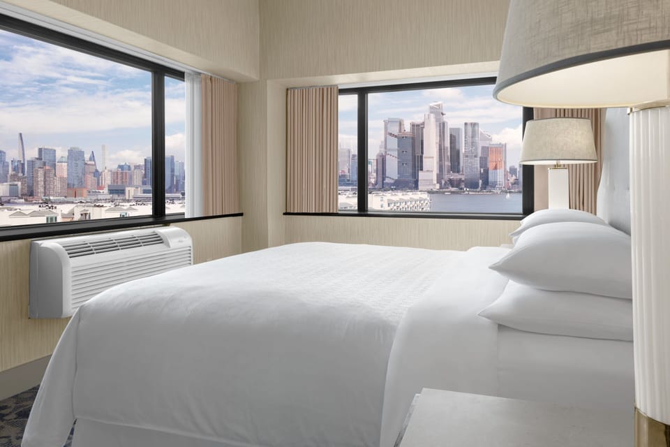 Panoramic Suite, 1 King Bed with Sofa bed (City View) | 1 bedroom, premium bedding, down comforters, pillowtop beds