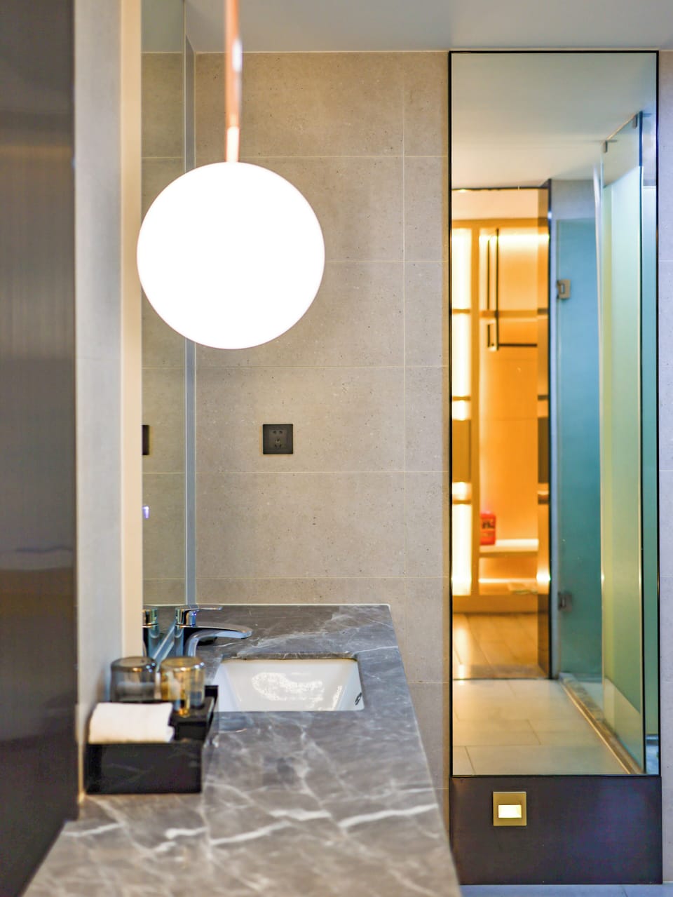 Business Double Room | Bathroom | Shower, rainfall showerhead, hair dryer, towels