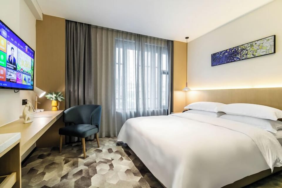 Business Double Room | Premium bedding, desk, laptop workspace, WiFi (free)