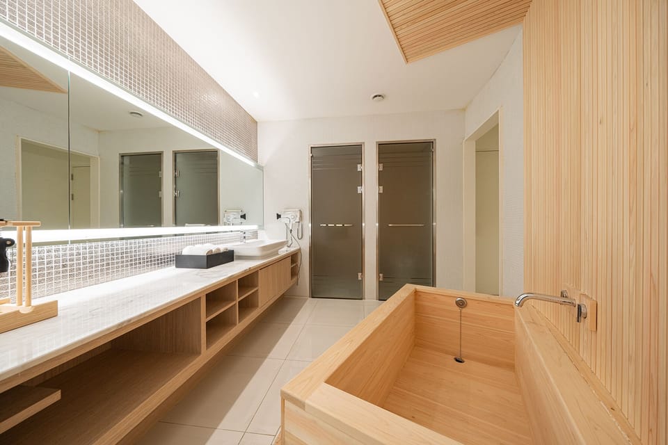 Luxury Suite | Desk, free WiFi, bed sheets