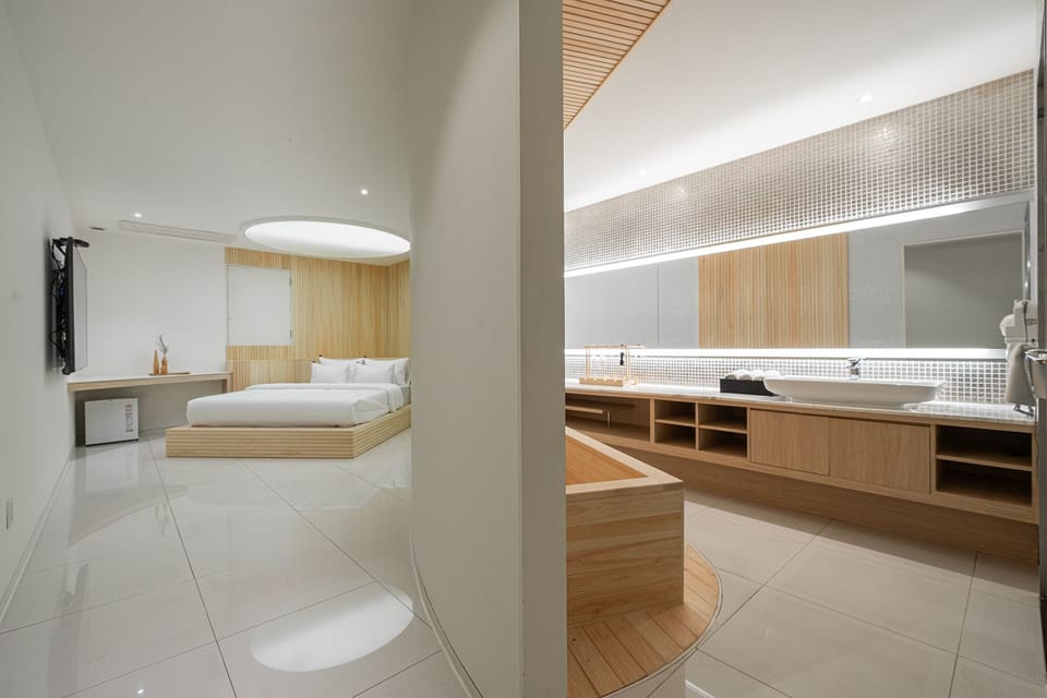 Luxury Suite | Bathroom | Hair dryer, bathrobes, slippers, bidet