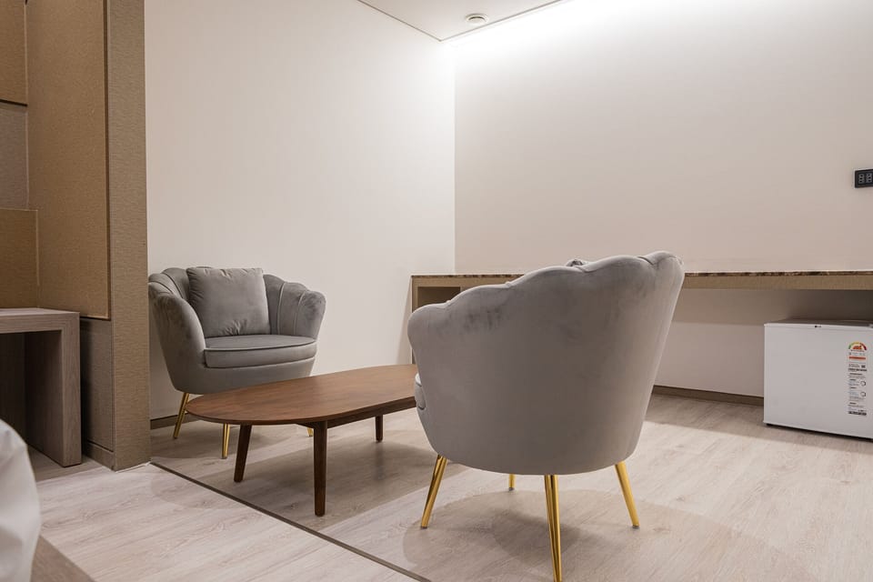 Basic Suite | Desk, free WiFi, bed sheets