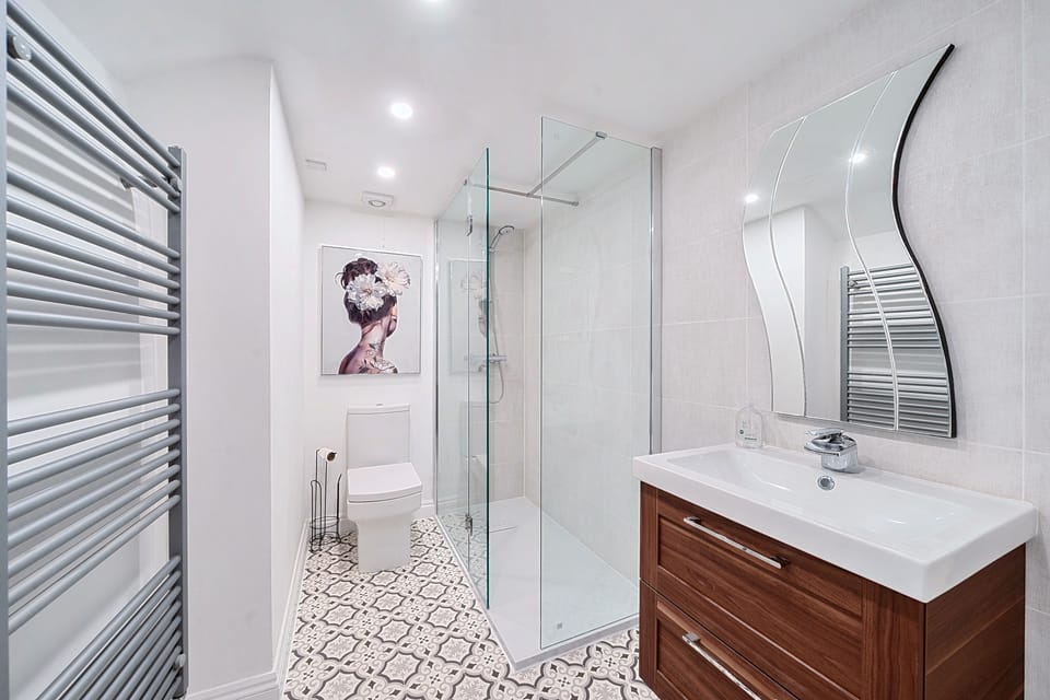 Bakers Cottage, Shaftesbury: The well-appointed family shower room