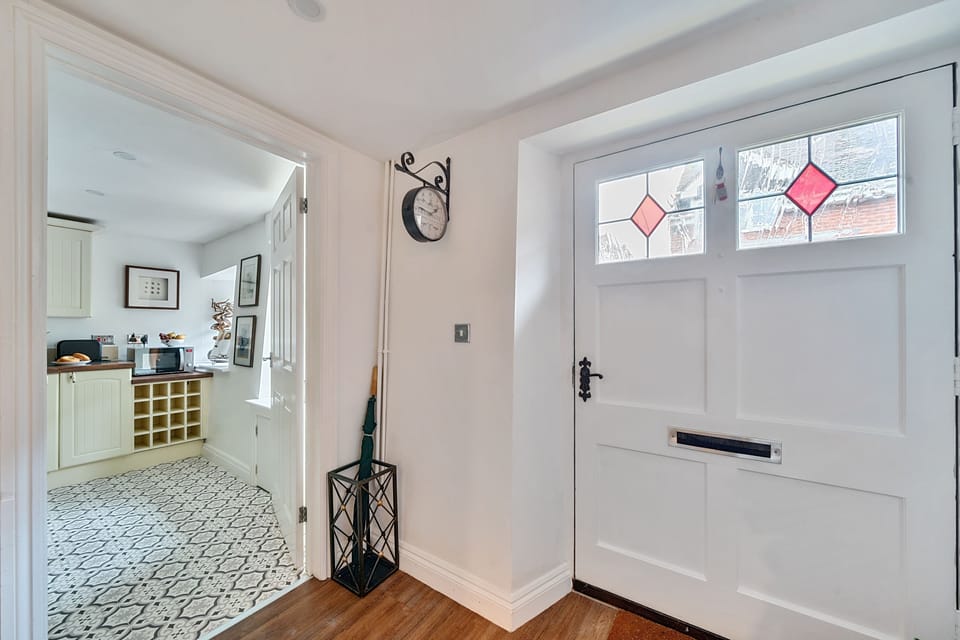 Bakers Cottage, Shaftesbury: The view through to the kitchen from the front hall