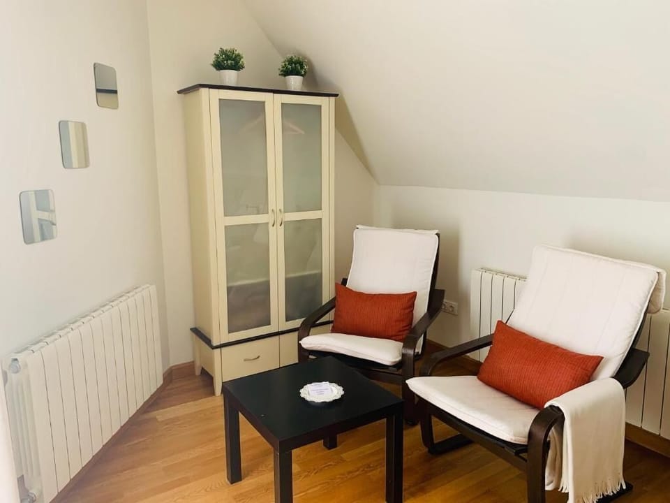 Standard Penthouse | Down comforters, desk, laptop workspace, free WiFi