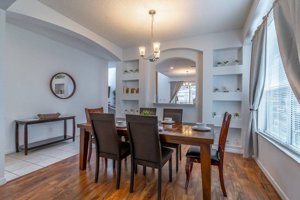 Formal dining with seating for 6