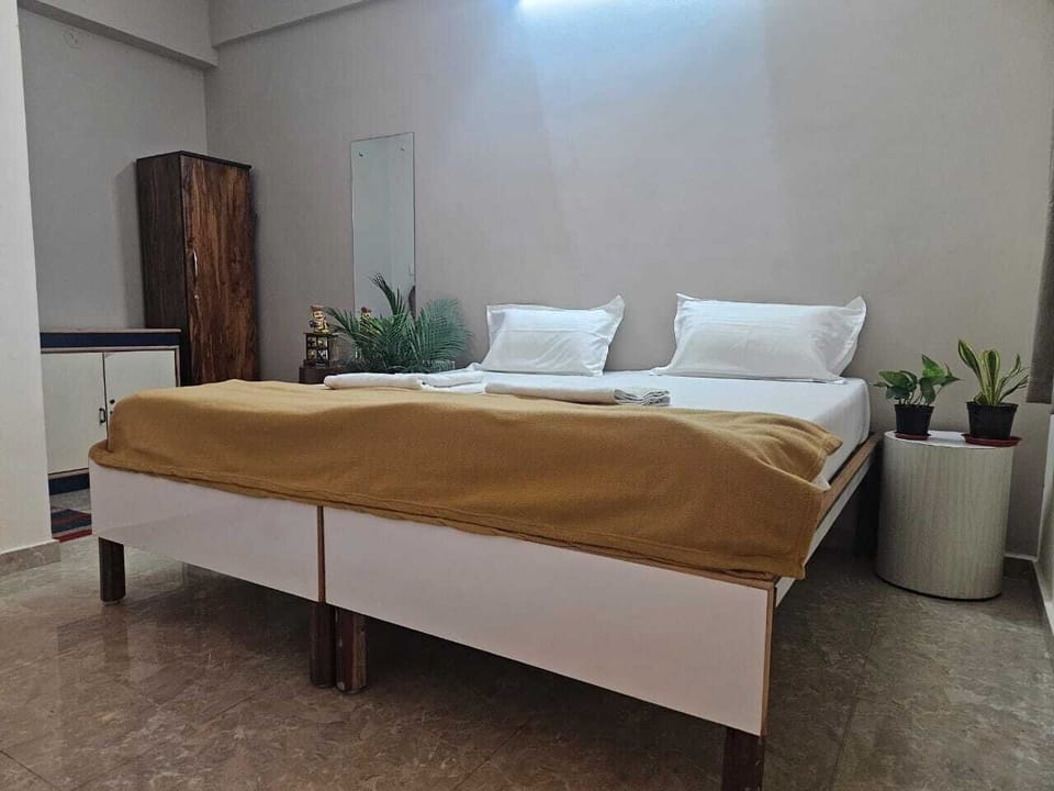 Standard Double Room | Laptop workspace, free WiFi