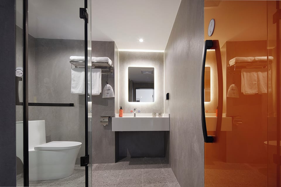 Shower, hydromassage showerhead, free toiletries, hair dryer