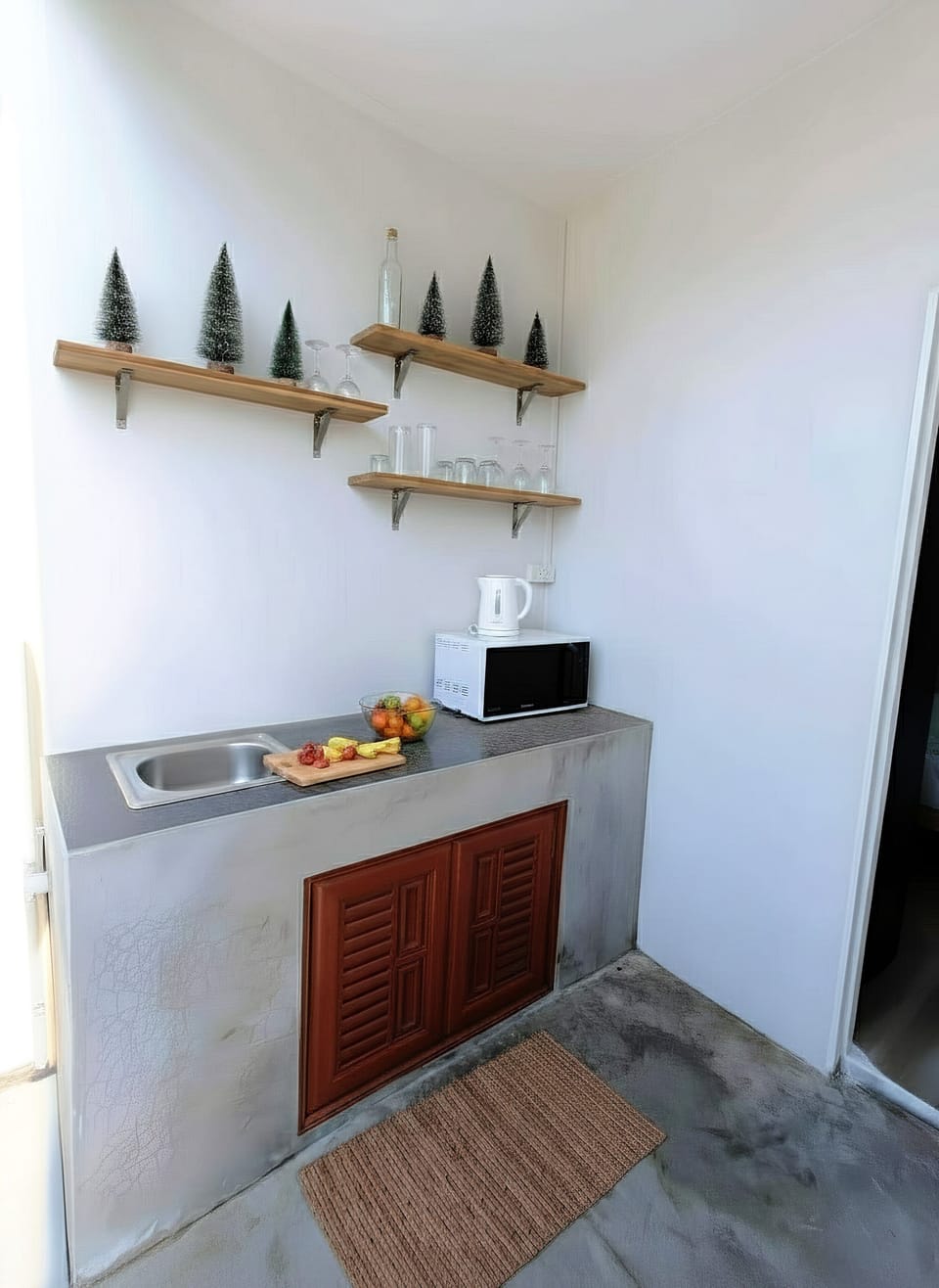 Standard Double Room, Garden View | Private kitchen | Mini-fridge, microwave, stovetop, cookware/dishes/utensils