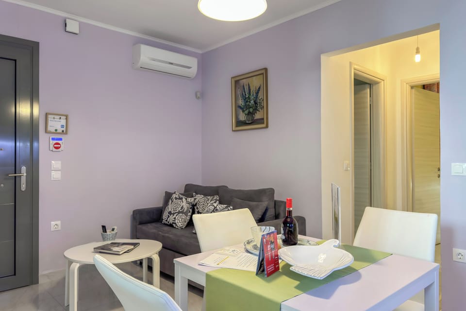 Comfort Apartment, 1 Queen Bed with Sofa bed, Kitchen | Living area