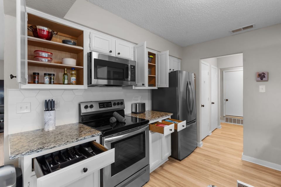 The kitchen is fully furnished with everything you need to enjoy relaxing time.
