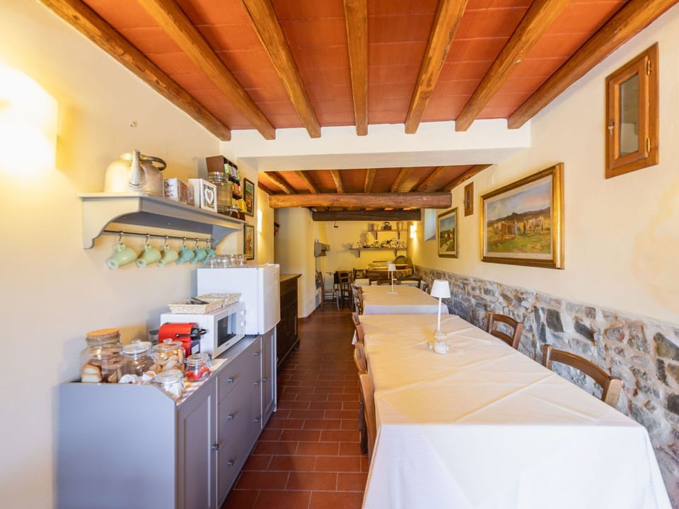 Kitchen & Dining Room Table, Houseplant, Chair, Flowerpot, Restaurant, Hotel