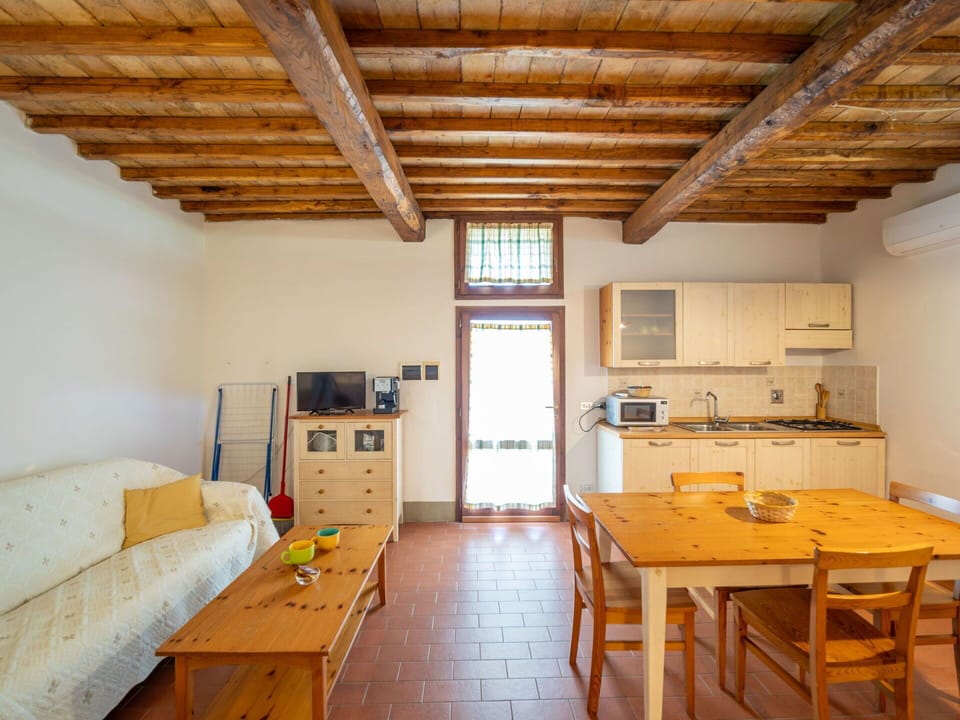 Wall, Furniture, Flooring, Interior Design, Wood, Ceiling, Floor, Room, Wood Flooring, Hardwood