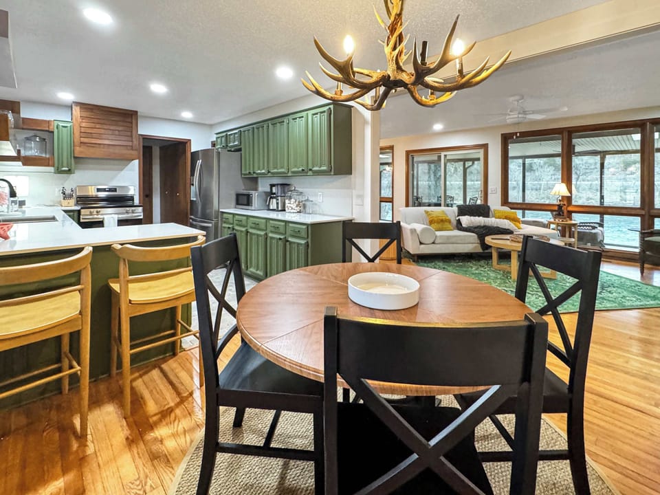 Kitchen & with breakfast table