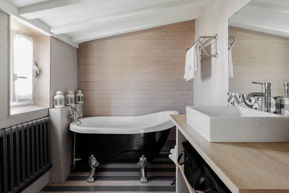 Comfort Double Room (Madeleine) | Bathroom | Shower, hair dryer, towels, soap