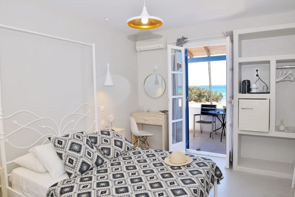 Deluxe Double Room, Sea View | Desk, soundproofing, free WiFi
