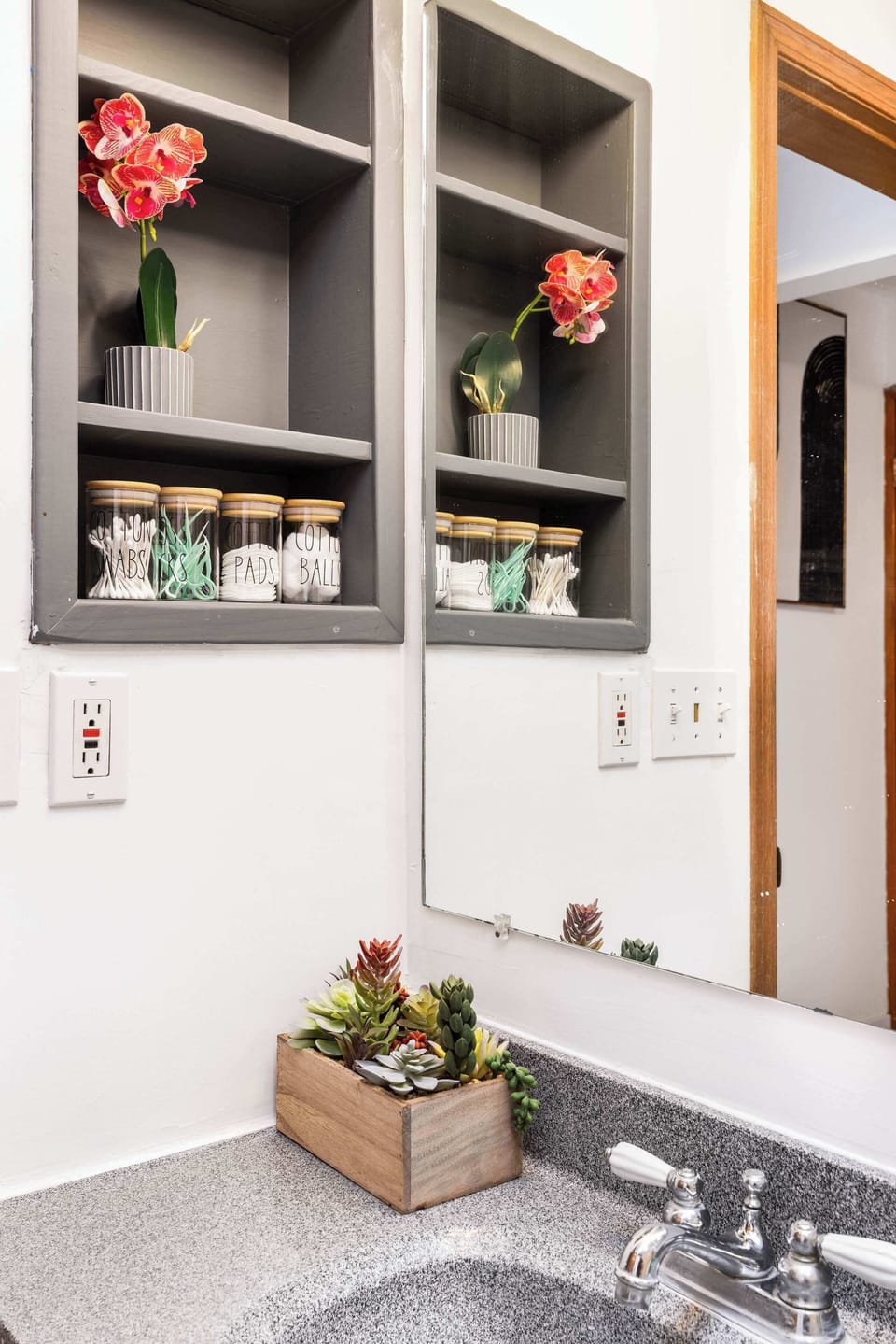 The bathroom is thoughtfully stocked with essentials, including fresh towels, toiletries, hand soap, shampoo, conditioner, cotton pads, cotton balls, cotton swabs, and mouth picks, ensuring a well-equipped and comfortable experience.
