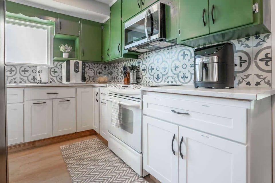 A full view of the kitchen, equipped with all the necessary appliances and a contemporary design.